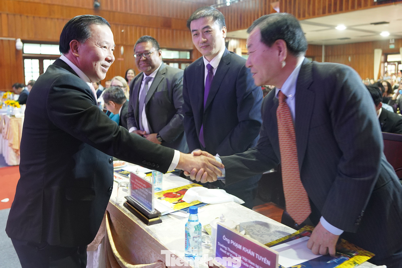 Lãnh đạo tỉnh Long An cho biết sẽ triển khai các giải pháp hỗ trợ các doanh nghiệm. Lãnh đạo tỉnh Long An cho biết sẽ triển khai các giải pháp hỗ trợ các doanh nghiệm.