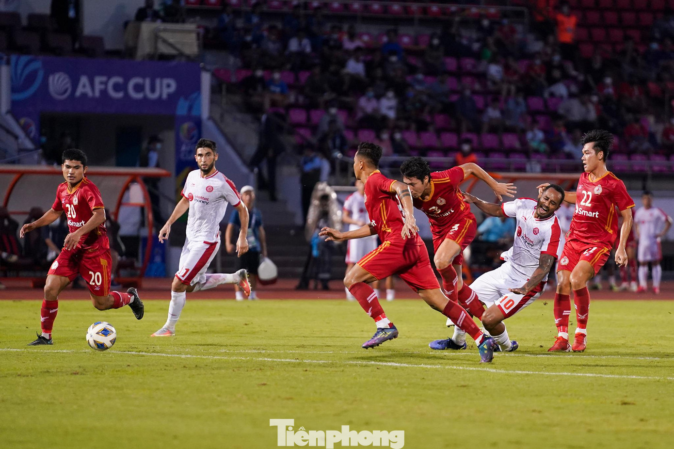 Ở vòng đầu tiên bảng I - AFC Cup 2022, Phnom Penh Crown khiến tất cả phải bất ngờ khi chiến đấu kiên cường trước Hougang United. Họ dẫn trước 2 bàn và buộc đối thủ được đánh giá cao hơn phải e ngại ở nhiều thời điểm. Song, đại diện đến từ Campuchia vẫn thua chung cuộc 3-4, bởi sự non kinh nghiệm và kỹ năng của các cầu thủ.