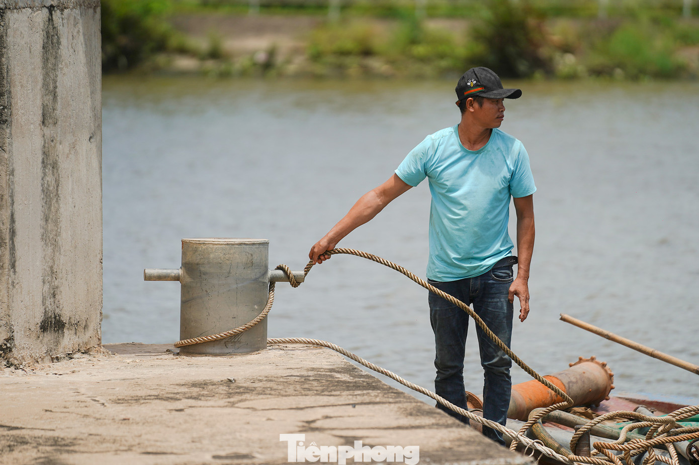 Đang neo đậu trong âu, anh Thắng (huyện Tân Phước, tỉnh Tiền Giang), lái phà máy bơm kể rằng từ khi âu tàu Rạch Chanh đi vào hoạt động, việc lưu thông của các phương tiện thuận lợi hơn rất nhiều.