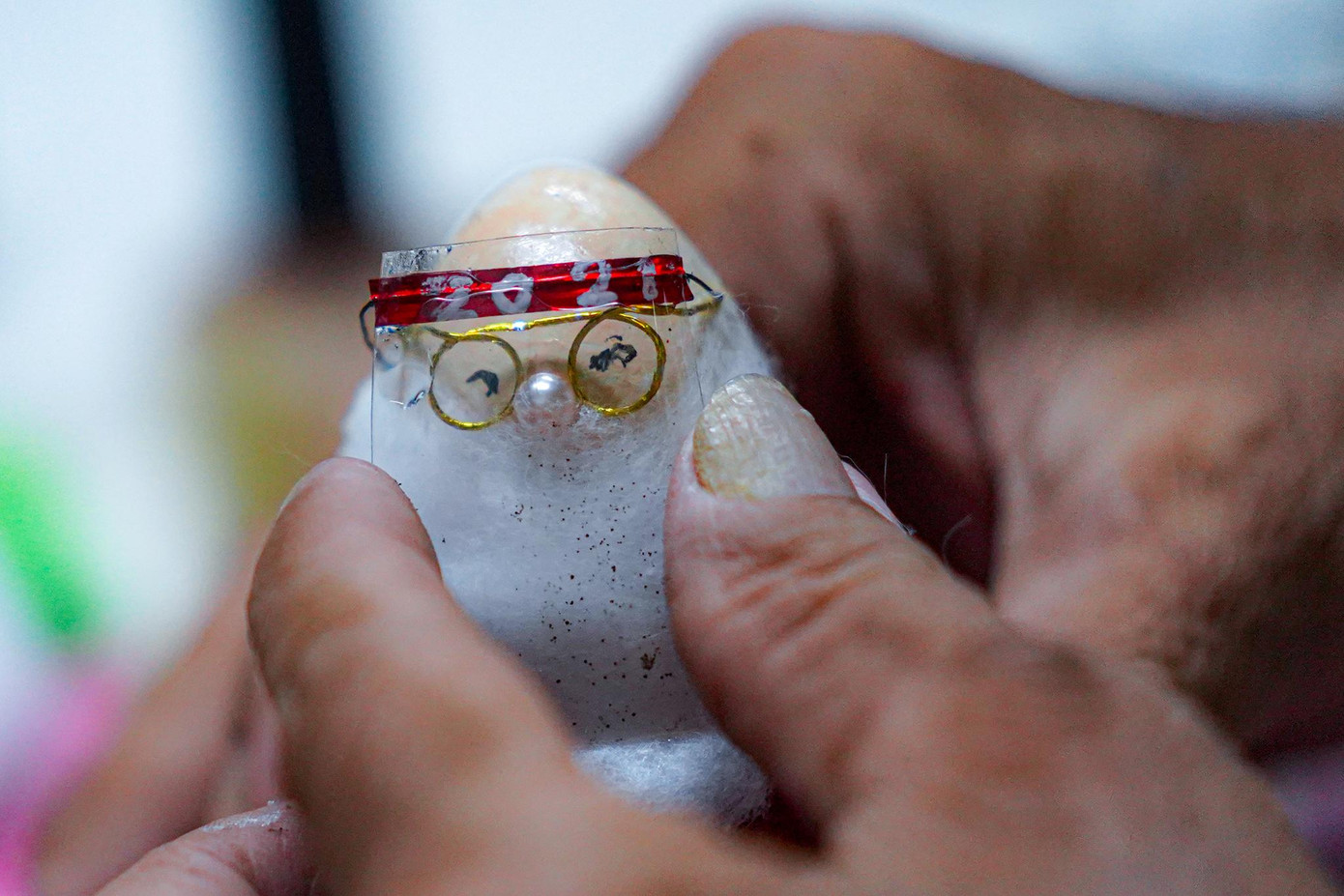 “Đánh dấu đại dịch COVID-19, năm nay tôi sẽ làm thêm cho ông già Noel kính chống giọt bắn để ổng đi phát quà”, người nghệ nhân nói vui.