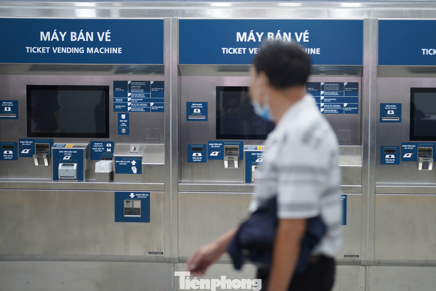 Vé tháng cho hành khách phổ thông là 300.000 đồng/tháng; vé tháng cho đối tượng ưu tiên (học sinh, sinh viên) là 150.000 đồng/tháng. Trẻ em dưới 6 tuổi, người có công, người cao tuổi (trên 60 tuổi), người khuyết tật được miễn vé. Tại các nhà ga, bạn có thể tìm thấy các tiện ích như: máy bán hàng tự động, nhà vệ sinh sạch sẽ, khu vực chờ, wifi miễn phí.