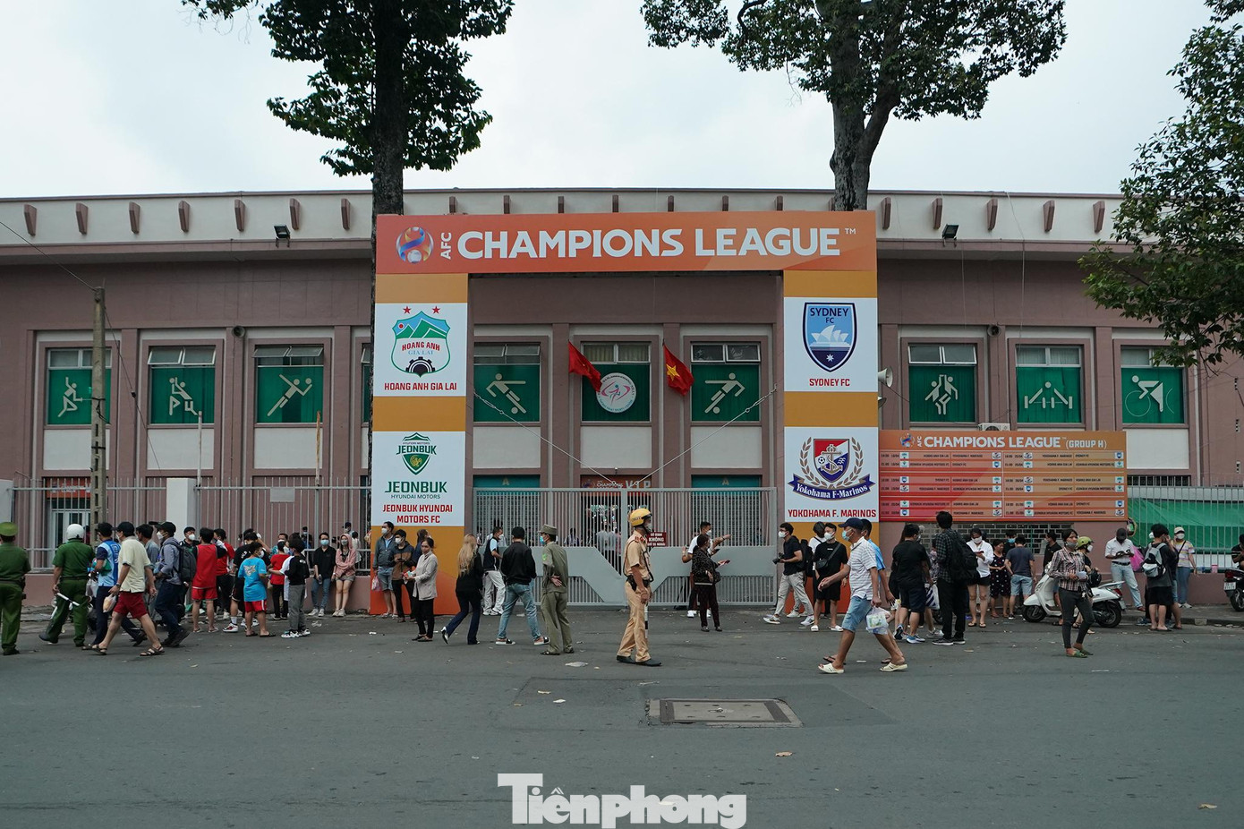 BTC sẽ tiến hành phát vé mời tại 3 địa điểm gồm Cổng A1 sân Thống Nhất (30 Nguyễn Kim), Cổng số 6 sân Thống Nhất (đường Tân Phước) và Cổng số 8 sân Thống Nhất (đường Đào Duy Từ).