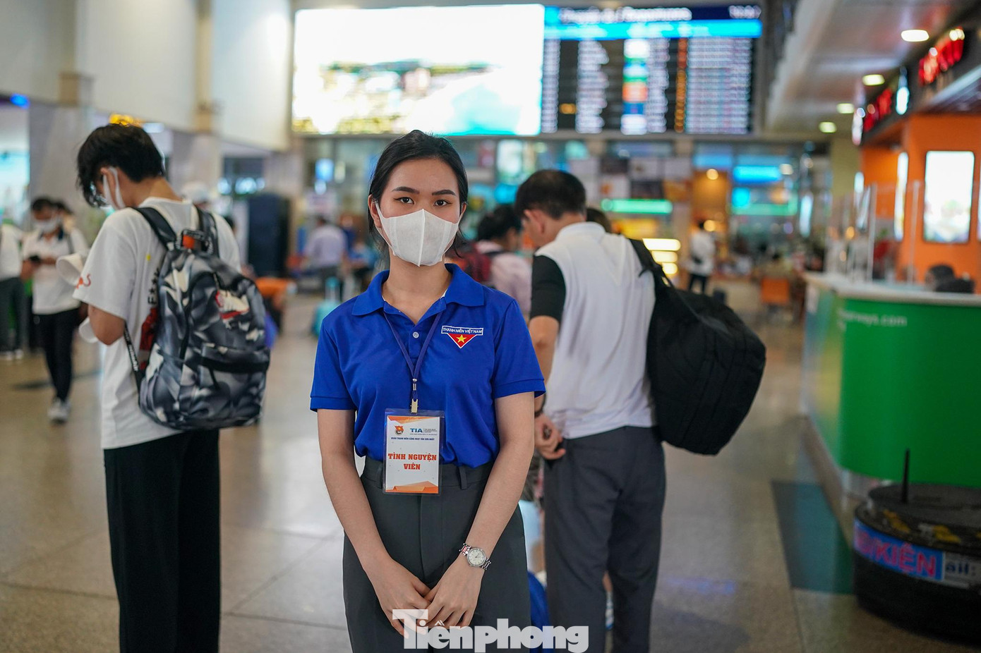 Bạn Huỳnh Trần Bảo Ngân, sinh viên năm 3, Học viện Hàng không tham gia công tác tình nguyện tại sân bay lần thứ 3. &quot;Em được phân công trực từ ngày 29/4 đến 3/5. Chuyên ngành của em là Quản trị Cảng nên những dịp như thế này là cơ hội tốt để em tiếp cận thực tế&quot;, Ngân chia sẻ.