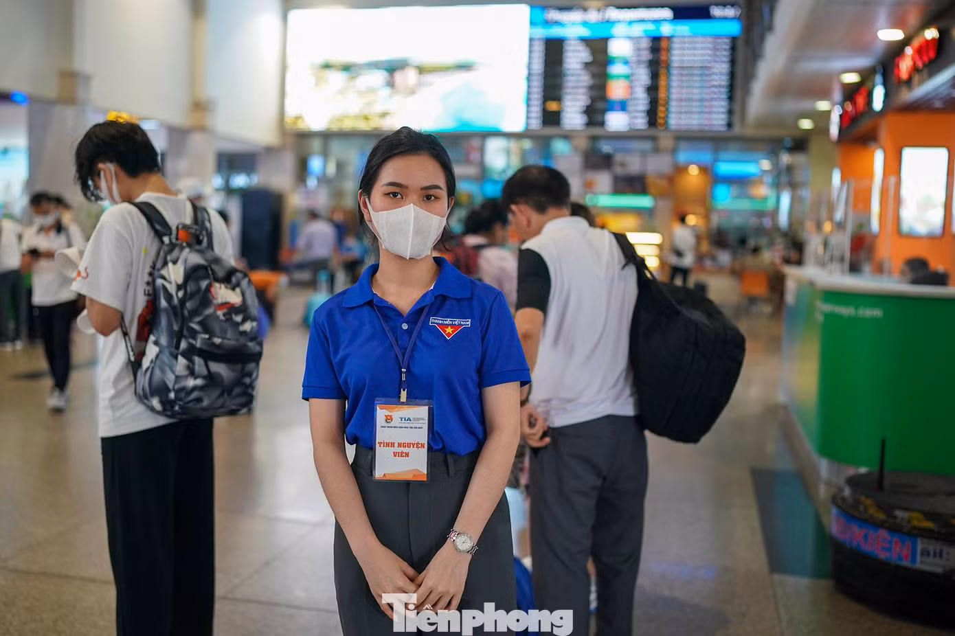 Bạn Huỳnh Trần Bảo Ngân, sinh viên năm 3, Học viện Hàng không tham gia công tác tình nguyện tại sân bay lần thứ 3. "Em được phân công trực từ ngày 29/4 đến 3/5. Chuyên ngành của em là Quản trị Cảng nên những dịp như thế này là cơ hội tốt để em tiếp cận thực tế", Ngân chia sẻ.