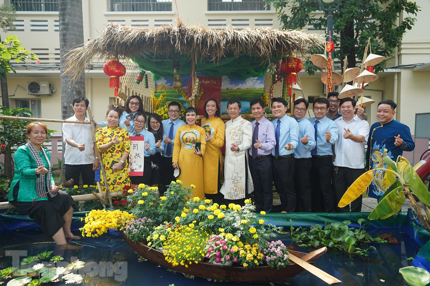 TS.BS Nguyễn Tri Thức (áo dài vàng nhạt), Giám đốc bệnh viện xúc động chia sẻ: “Bệnh viện rất vui mừng khi những nỗ lực của toàn thể nhân viên đã góp phần vào thành công chung của cuộc chiến chống dịch COVID-19. Hy vọng đường hoa của bệnh viện sẽ mang đến cho các nhân viên y tế và người bệnh niềm vui, hạnh phúc và may mắn, bình an trong năm mới”.