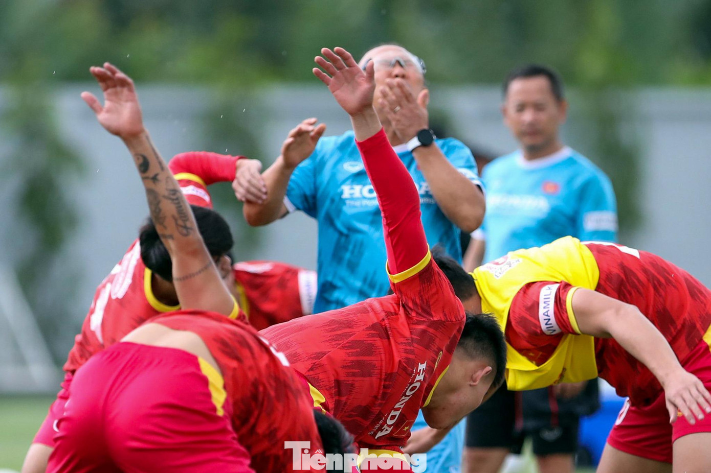 Khi đến vị trí của tiền đạo Nhâm Mạnh Dũng (Viettel), do thiếu quan sát, HLV Park lĩnh trọn cú xoay tay.