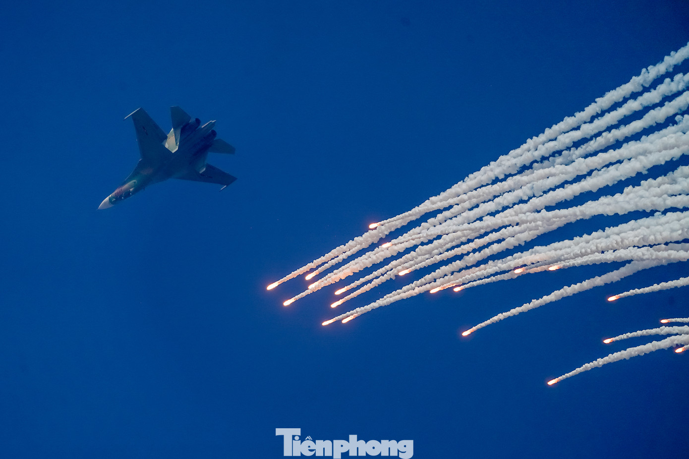 Một cú lộn ngược thả đạn nhiễu ngoạn mục của "hổ mang chúa". Một cú lộn ngược thả đạn nhiễu ngoạn mục của "hổ mang chúa".