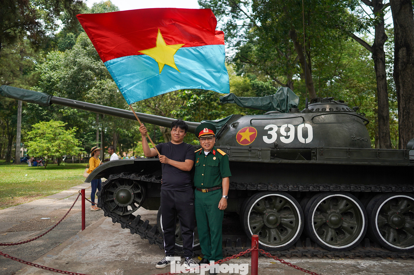 "Đây là bức ảnh của hai thế hệ", bạn Việt Bắc chia sẻ khi chụp ảnh cùng một cựu chiến binh.