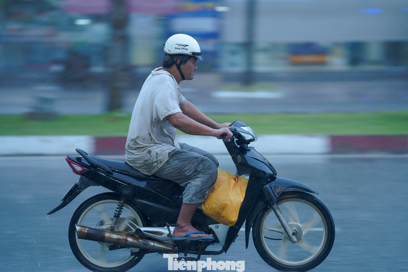 Nhiều người dân không chuẩn bị sẵn áo mưa đành phải dầm mình về nhà.