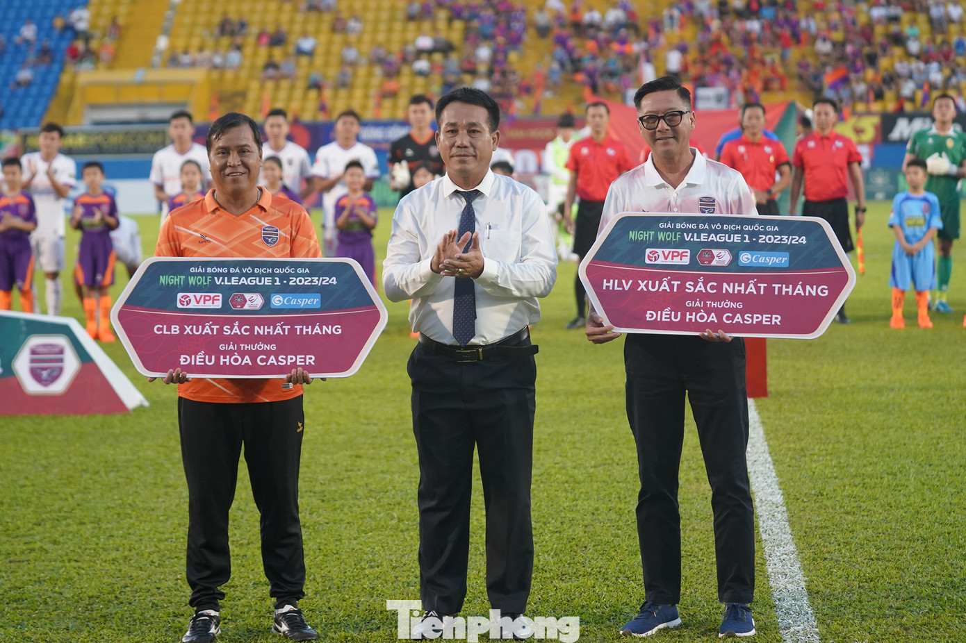 Ông Lê Huỳnh Đức được bầu chọn là HLV xuất sắc nhất tháng 12/2023 của Night Wolf V-League mùa này.