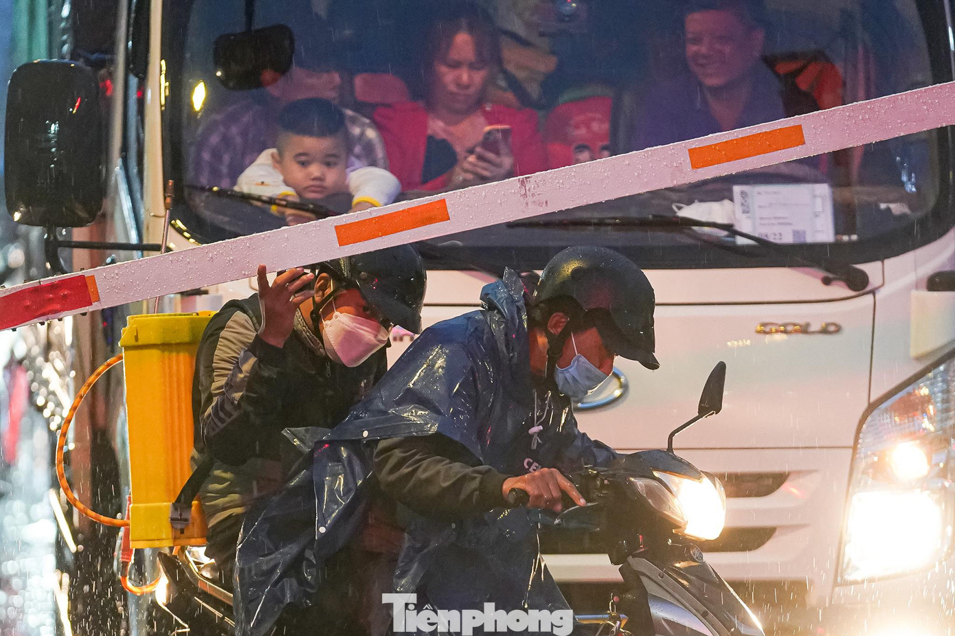 Một số người dân không chờ được, nâng thanh gác chắn lên để chui qua. Một số người dân không chờ được, nâng thanh gác chắn lên để chui qua.