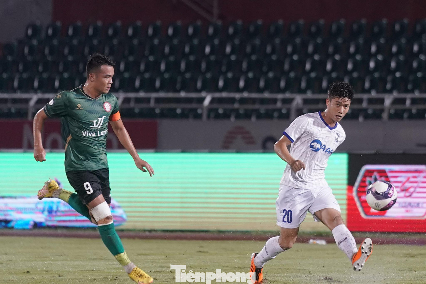 Hoàng Thịnh chỉ có thể thi đấu cho TPHCM trong 30 phút đầu. Khi ra sân trong đội hình chính, hai chân của Hoàng Thịnh đều quấn băng trắng.