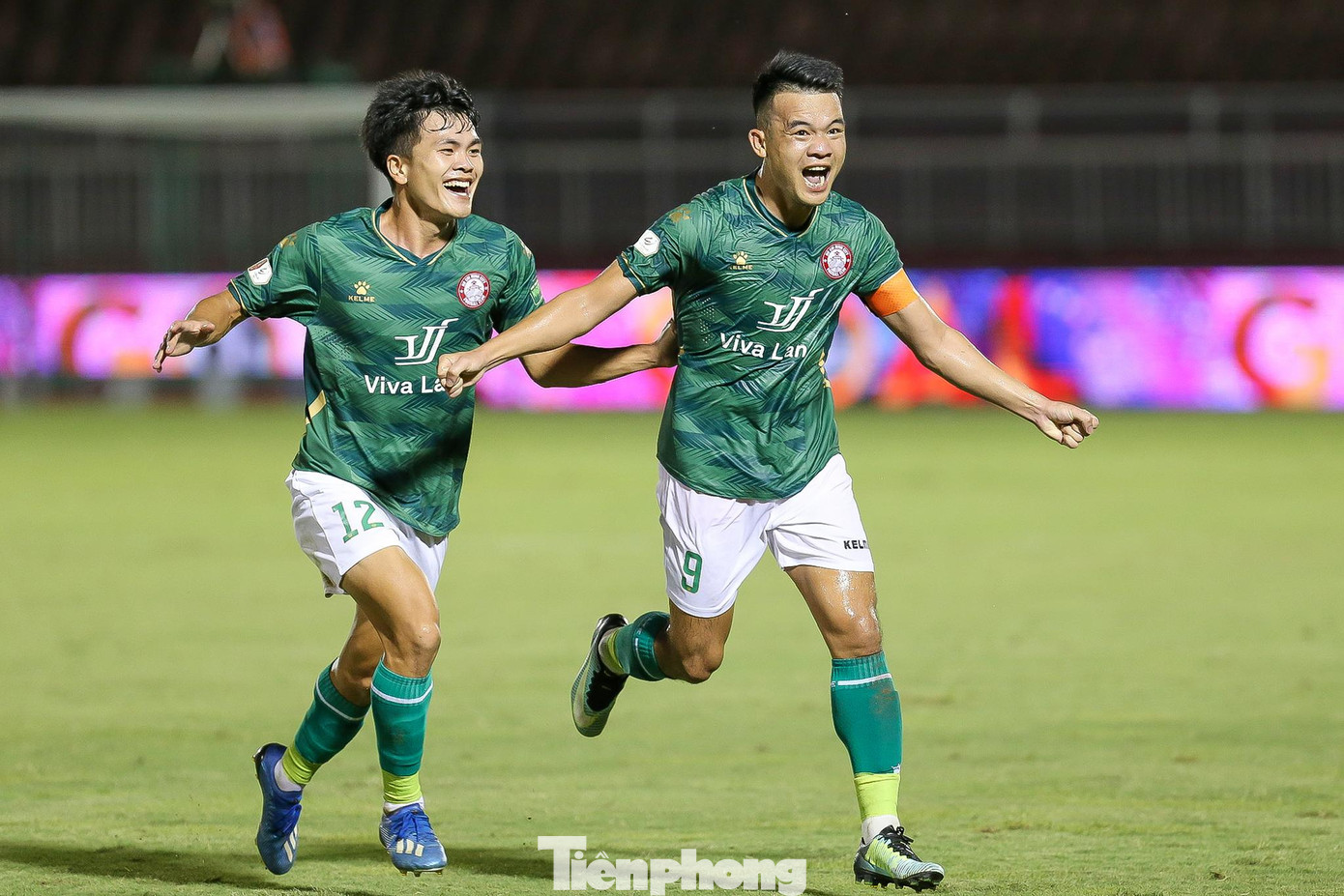 Cuối hiệp 1, Tiền vệ Ngô Hoàng Thịnh thực hiện cú sút phạt tuyệt đẹp từ khoảng cách hơn 30m khiến thủ thành Đình Triệu vào lưới nhặt bóng. Cuối hiệp 1, Tiền vệ Ngô Hoàng Thịnh thực hiện cú sút phạt tuyệt đẹp từ khoảng cách hơn 30m khiến thủ thành Đình Triệu vào lưới nhặt bóng.