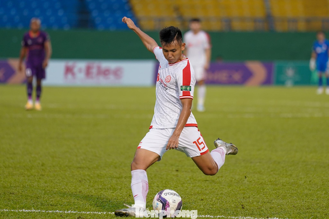 Tuy nhiên, niềm vui của các cầu thủ chủ nhà chẳng kéo dài quá lâu, vì chỉ sau đó 3 phút, Xuân Kiên đã có cú dứt điểm bằng chân trái cân bằng tỷ số 1-1 cho Viettel. Tuy nhiên, niềm vui của các cầu thủ chủ nhà chẳng kéo dài quá lâu, vì chỉ sau đó 3 phút, Xuân Kiên đã có cú dứt điểm bằng chân trái cân bằng tỷ số 1-1 cho Viettel.