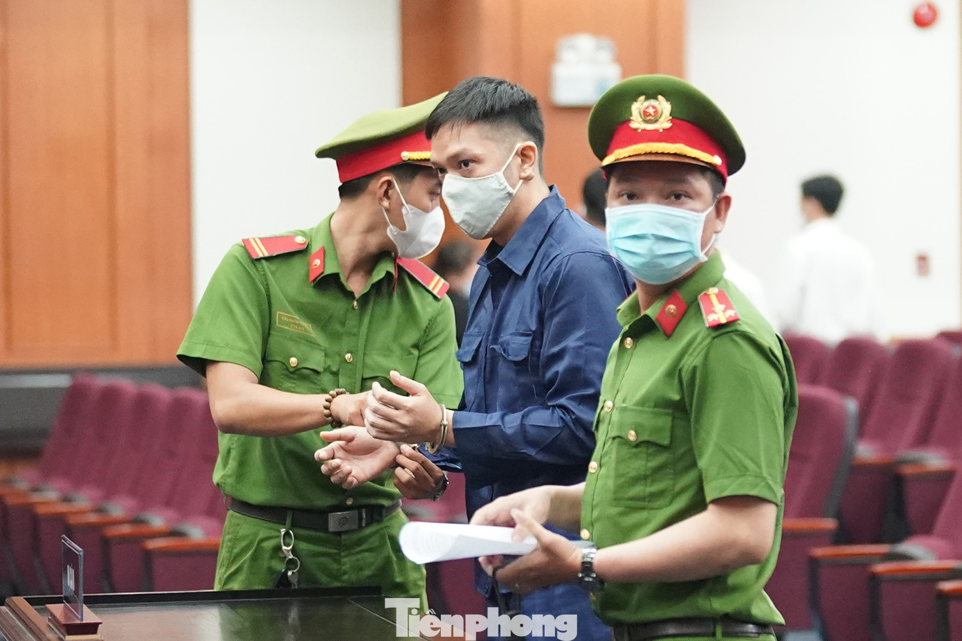 Bị cáo Nguyễn Kim Trung Thái được dẫn đến bàn bị cáo.