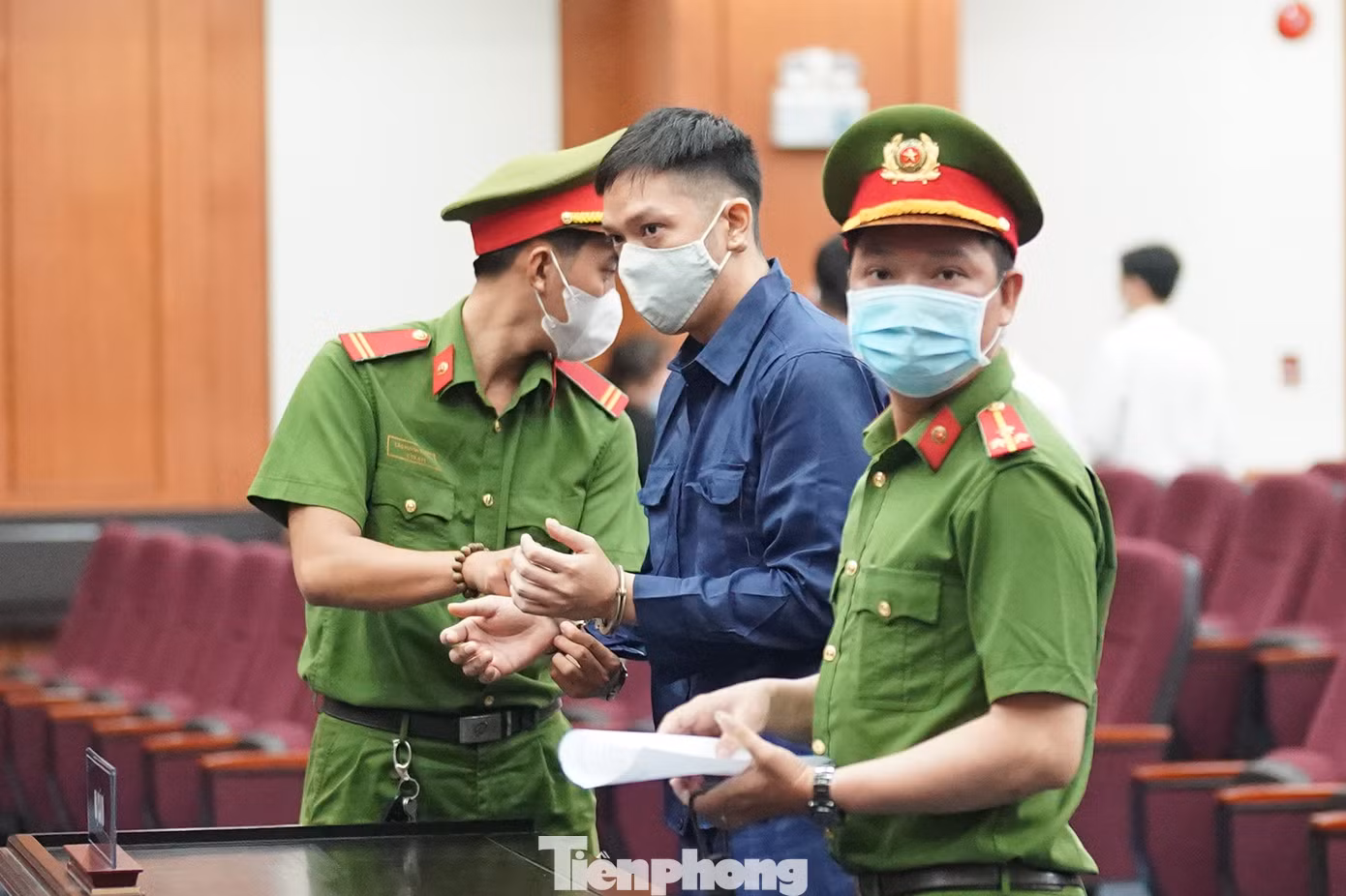 Bị cáo Nguyễn Kim Trung Thái được dẫn đến bàn bị cáo.