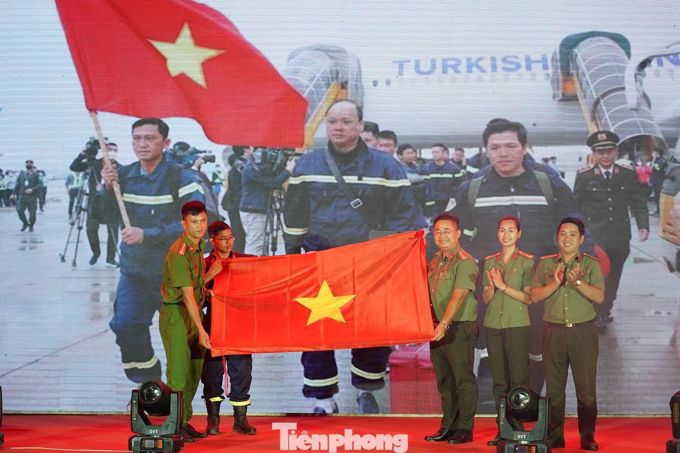 Thượng úy Nguyễn Nhật Phương (bên trái, ngoài cùng, Công dân trẻ tiêu biểu TPHCM năm 2020, Phòng PC07) và Trung tá Nguyễn Chí Thành (Phó Đội trưởng Đội Cứu nạn cứu hộ thuộc Phòng PC07 CATP) trao tặng Thường trực Đoàn Thanh niên CATP lá cờ được đem về từ chuyến công tác quốc tế tại Thổ Nhĩ Kỳ.