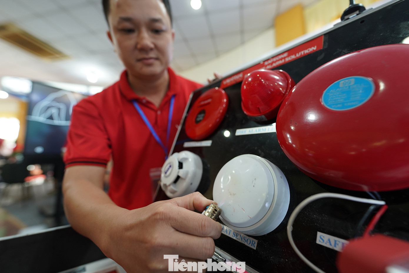 Nhân viên đang phát nhiệt bằng bật lửa vào thiết bị cảm ứng.