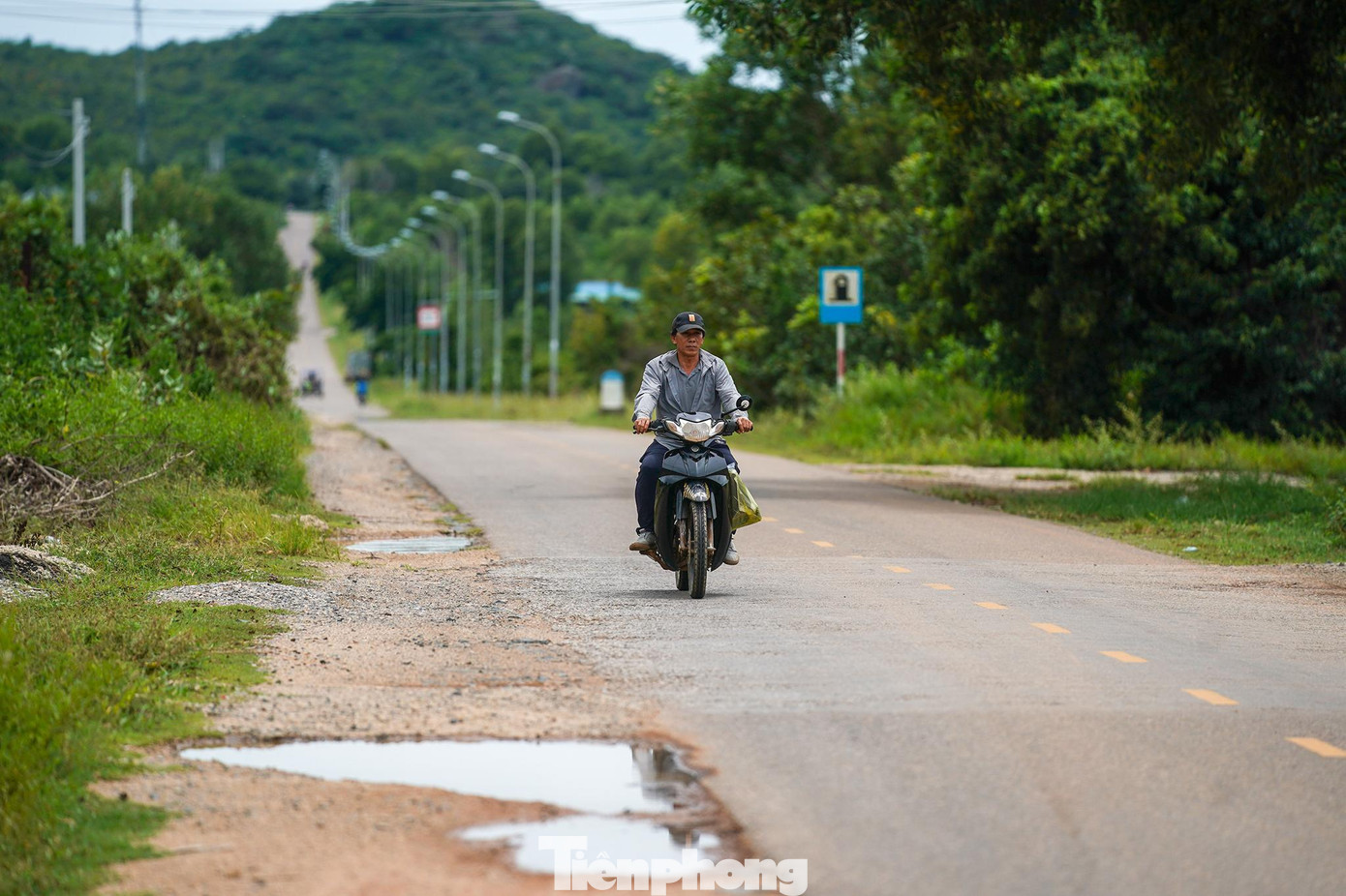 Sân bay Phan Thiết nằm cách trung tâm TP Phan Thiết hơn 10 cây số. Vị trí thuận lợi của sân bay được kỳ vọng sẽ thúc đẩy sự phát triển kinh tế xã hội của tỉnh Bình Thuận.