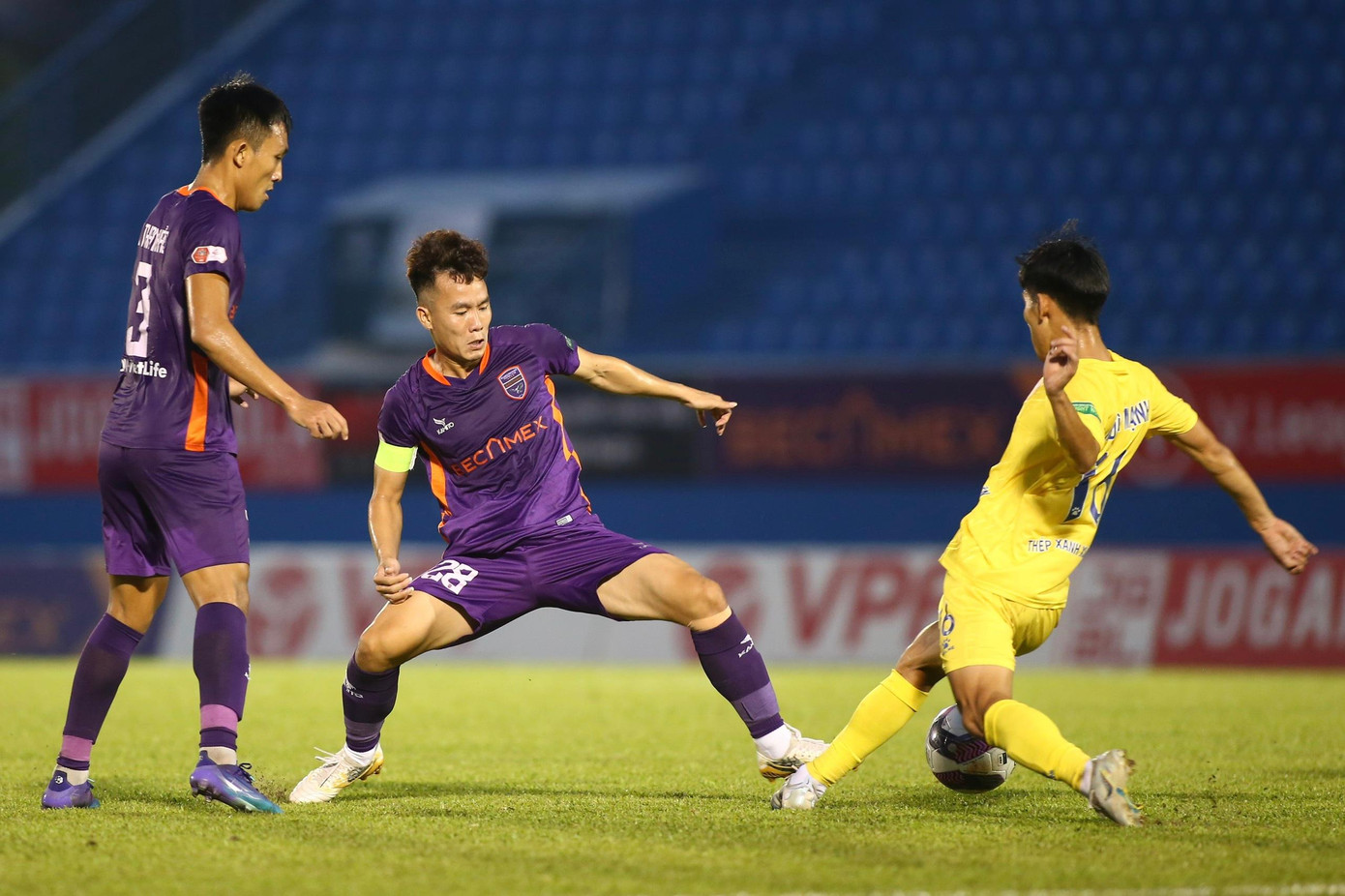 Trận đấu khép lại với tỷ số hòa 1-1 và cả hai bàn thắng đều xuất phát từ chấm 11m. Với kết quả này, Nam Định vẫn nằm trong vùng nguy hiểm còn Bình Dương khá thoải mái ở giữa BXH.