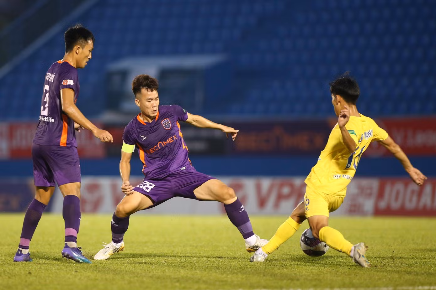 Trận đấu khép lại với tỷ số hòa 1-1 và cả hai bàn thắng đều xuất phát từ chấm 11m. Với kết quả này, Nam Định vẫn nằm trong vùng nguy hiểm còn Bình Dương khá thoải mái ở giữa BXH.