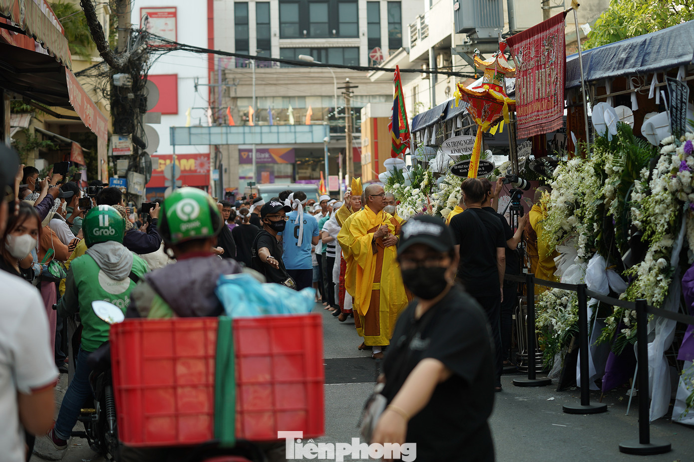 Nhiều người trong số các YouTuber, TikToker đã tạo ra những thông tin giả, thiếu kiểm chứng khiến thành viên gia đình NSƯT Vũ Linh bức xúc.