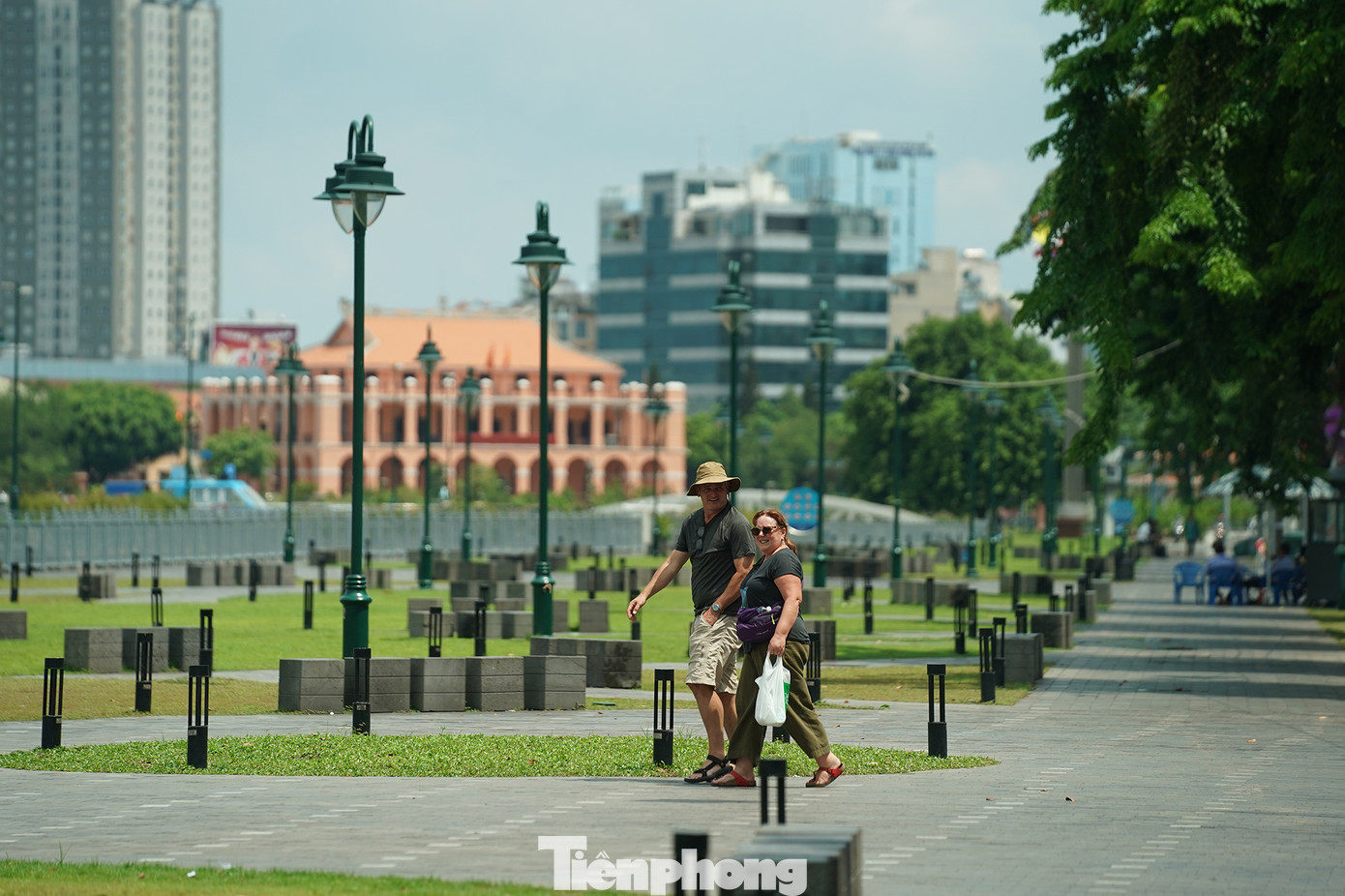 Tuy nhiên, với một số du khách châu Âu hay các nước hàn đới thì thời tiết này là... lý tưởng.