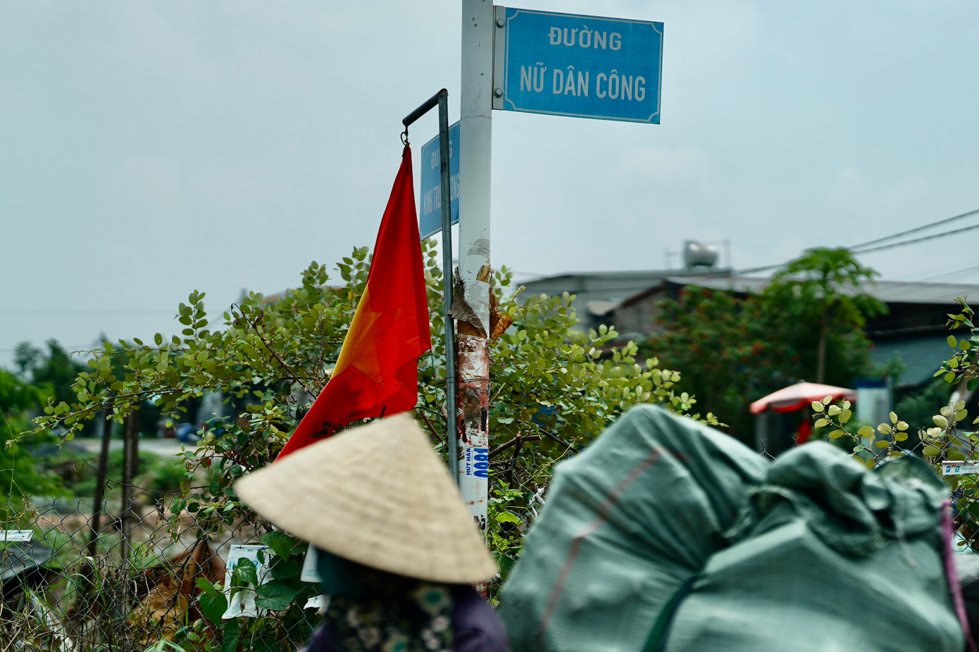 Đây cũng là con đường đặc biệt nhất TPHCM khi tồn tại một lúc hai cái tên Nữ Dân Công (tên trước kia được giữ nguyên) và Dân Công Hoả Tuyến.