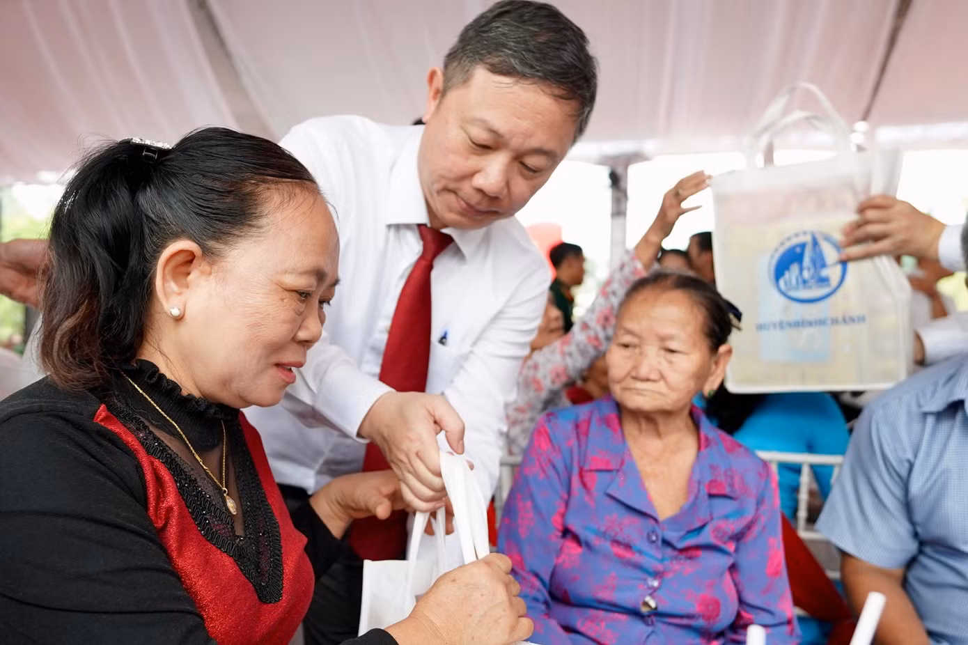 Ông Dương Anh Đức- Phó Chủ tịch UBND TPHCM, tặng quà người thân của các dân công.