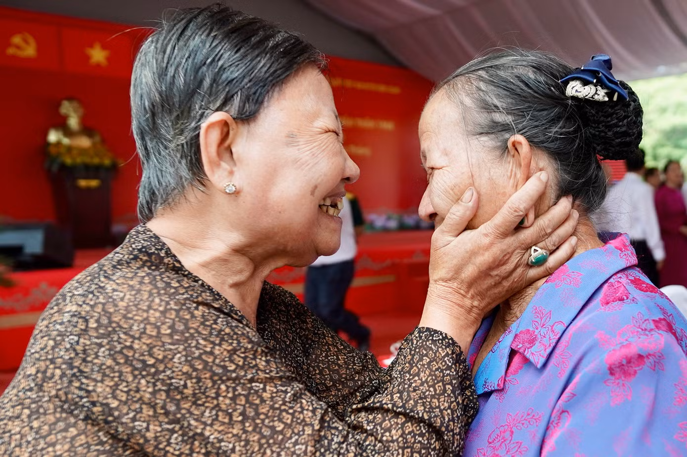 Niềm vui hoà lẫn nước mắt khi các dân công gặp lại nhau. Cuộc hội ngộ hằng năm là dịp để ôn lại những chiến công hào hùng của các dân công tuyến lửa.