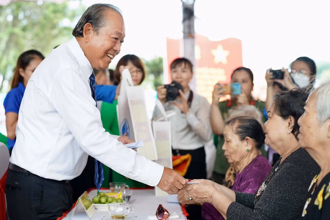 Nguyên Phó Thủ tướng Thường trực Chính phủ Trương Hoà Bình tri ân đến các dân công hoả tuyến.