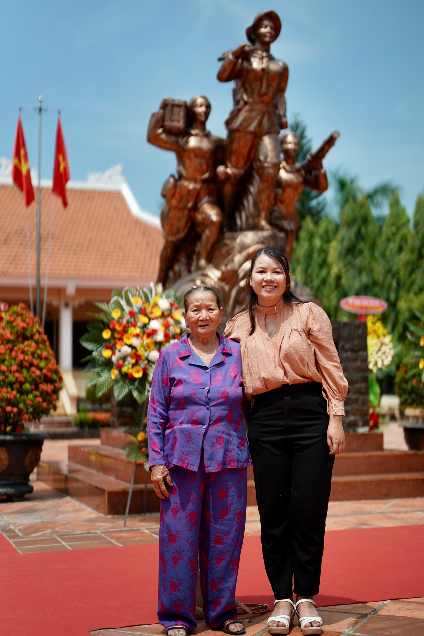 Dân công Nguyễn Thị Hùng, vợ liệt sĩ Nguyễn Văn Nhỏ, dẫn cháu gái đến khu tưởng niệm để tham gia lễ giỗ lần thứ 55 của các đồng đội.