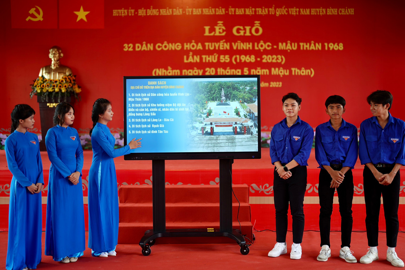 Thế hệ trẻ huyện Bình Chánh báo công trước anh linh của 32 dân công hoả tuyến về công cuộc chuyển đổi số, ứng dụng công nghệ số trong trưng bày tại các khu di tích lịch sử trên địa bàn huyện...