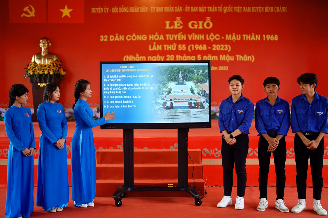 Thế hệ trẻ huyện Bình Chánh báo công trước anh linh của 32 dân công hoả tuyến về công cuộc chuyển đổi số, ứng dụng công nghệ số trong trưng bày tại các khu di tích lịch sử trên địa bàn huyện...