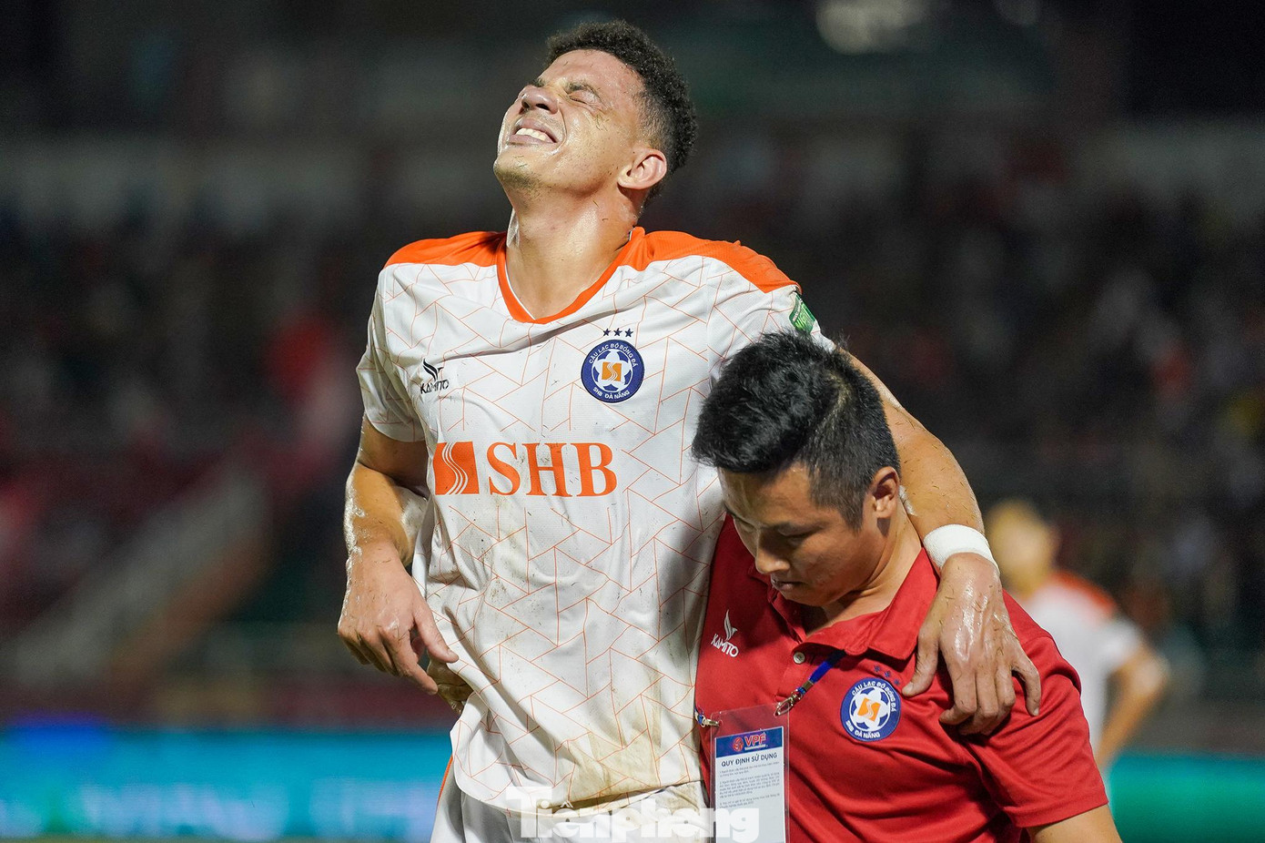 Pha cản phá cuối hiệp 1 khiến cầu thủ này rời sân trong đau đớn. Kết thúc hiệp 1, Đà Nẵng mất hai ngoại binh hàng công và hàng thủ. HLV Phan Thanh Hùng buộc phải tung Phan Văn Long vốn đang gặp vấn đề về chấn thương và người còn lại là Trọng Nam vào sân. Đội khách chỉ còn chơi bằng các nội binh trên sân và đội hình cũng xáo trộn lớn.