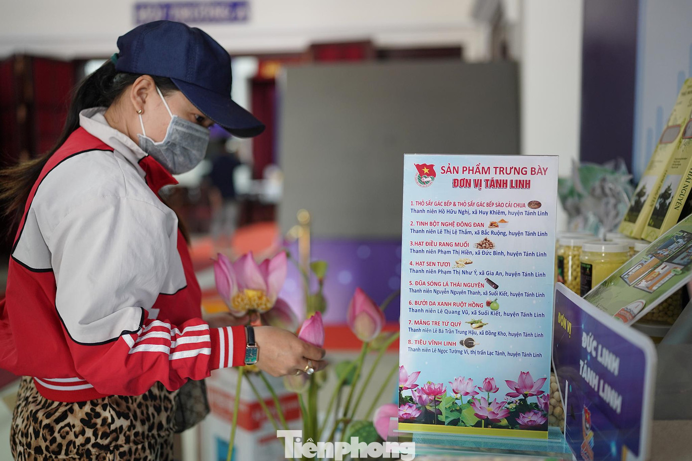 Gian hàng của đơn vị huyện Tánh Linh và huyện Đức Linh.