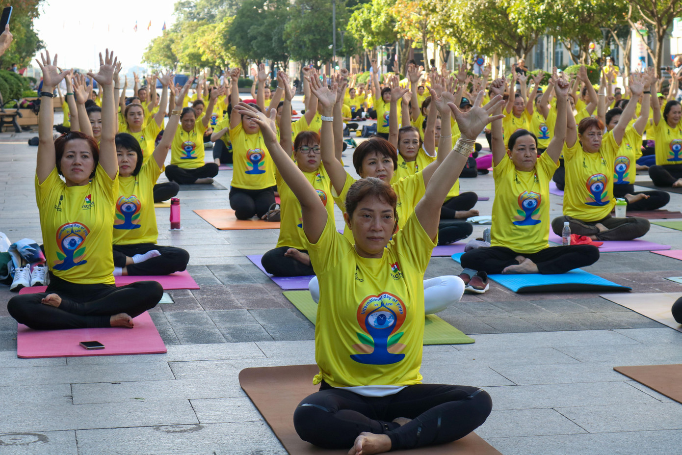 Khoảng 1.000 người dân ở TPHCM đồng loạt tham gia biểu diễn yoga, với các động tác, tư thế yoga cơ bản.