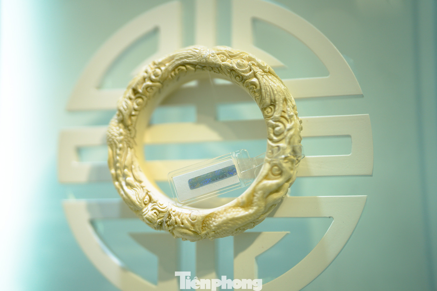 Vào triều Nguyễn, voi được biên chế vào binh chủng hoàng gia như xe tăng, thiết giáp... Chính vì thế, nhà Nguyễn ban hành chỉ dụ bảo tồn voi. Ngà voi chỉ được khai thác từ những cá thể đã chết, rụng tự nhiên, quà cho tặng... Hoàng gia độc quyền khai thác ngà voi. Việc khai thác ngà voi được xem là vi phạm luật pháp. Ngà voi được sánh ngang vàng, được chế tác ấn. Điển hình là ấn của vua Tự Đức (1867-1883).