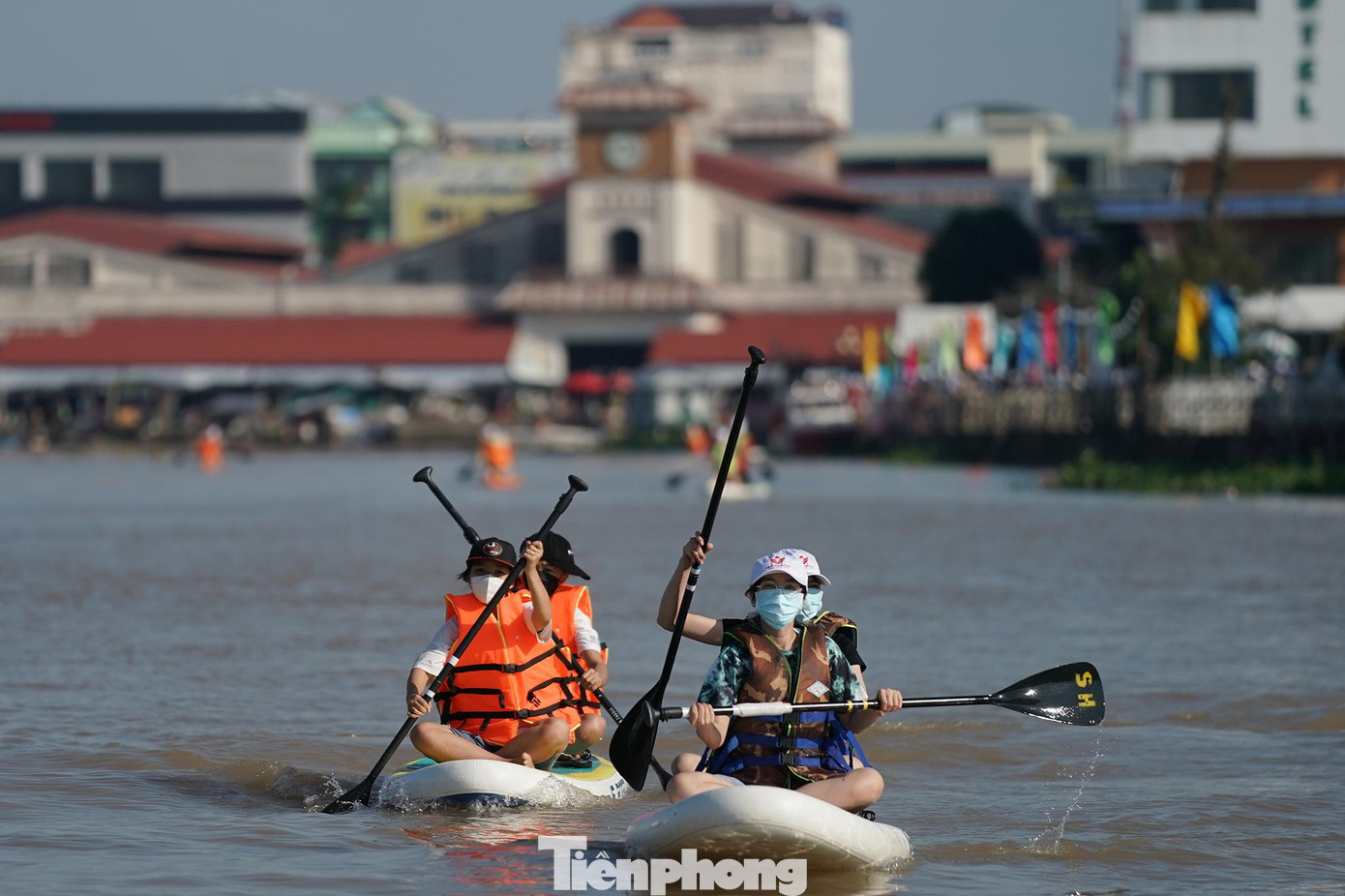 Các vận động viên làm nóng trước khi bước vào đường đua. Trong số này có người chưa bao giờ trải nghiệm ván SUP. Có hơn 200 vận động viên tham gia chinh phục đường đua 400m với các nội dung: đôi nam, đôi nữ, đôi nam nữ. Ngoài cảm giác được trải nghiệm sông nước Cần Thơ trong những ngày hè và tăng cường tập luyện thể dục thể thao nâng cao sức khỏe, các vận động viên tham dự nhận được giải thưởng với tổng trị giá lên tới 60 triệu đồng.