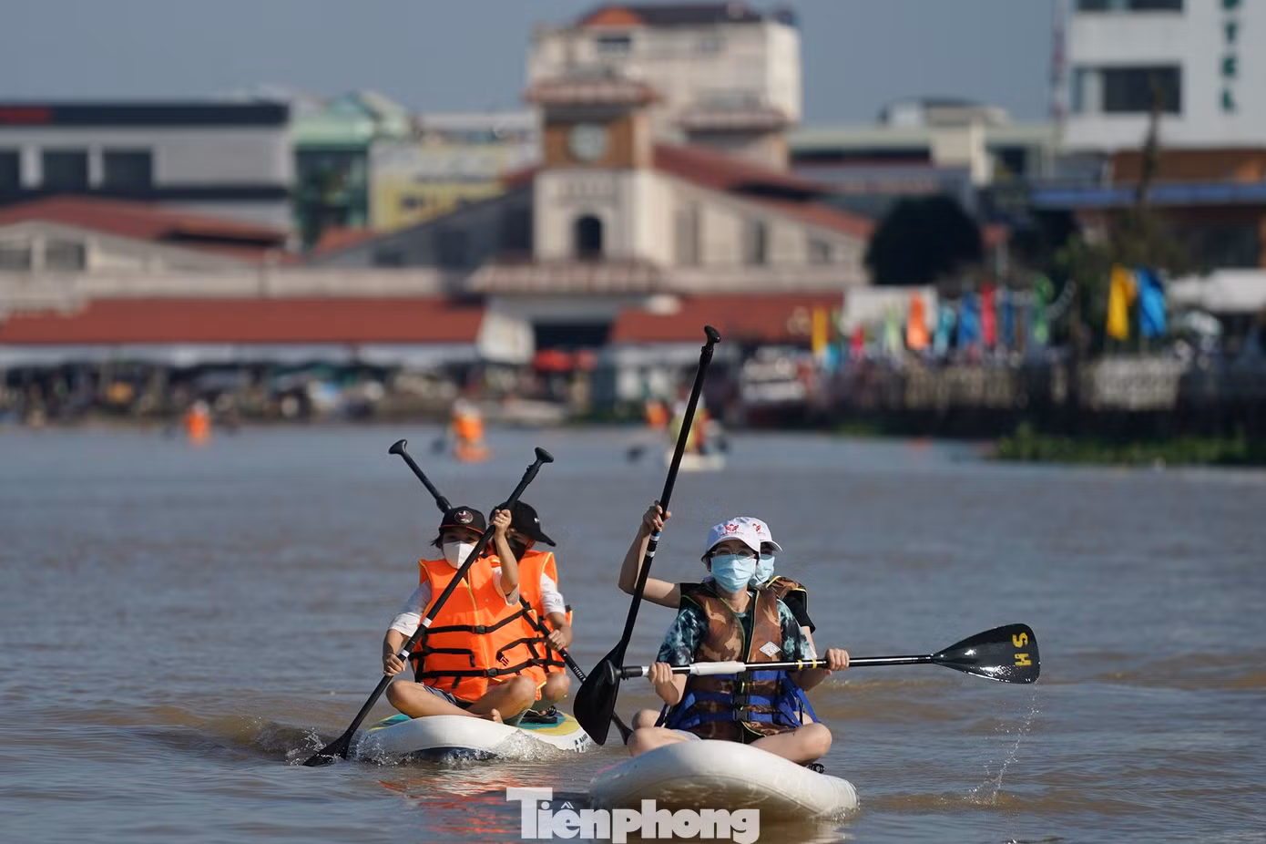 Các vận động viên làm nóng trước khi bước vào đường đua. Trong số này có người chưa bao giờ trải nghiệm ván SUP. Có hơn 200 vận động viên tham gia chinh phục đường đua 400m với các nội dung: đôi nam, đôi nữ, đôi nam nữ. Ngoài cảm giác được trải nghiệm sông nước Cần Thơ trong những ngày hè và tăng cường tập luyện thể dục thể thao nâng cao sức khỏe, các vận động viên tham dự nhận được giải thưởng với tổng trị giá lên tới 60 triệu đồng.