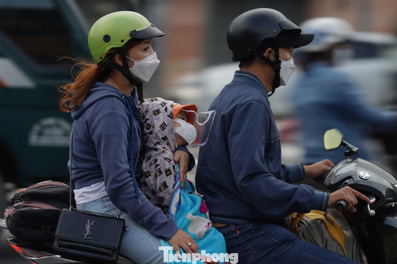 Ghi nhận tại quốc lộ 1A hướng từ Bến Lức (Long An) đến khu vực vòng xoay An Lạc, ngã 4 Gò Mây (TPHCM) tấp nập người dân trở lại TPHCM sau Tết. Ngoài các chuyến xe khách thì dòng người đi xe máy cũng tạo nên cảnh đông đúc cho tuyến đường huyết mạch từ miền Tây lên TPHCM.