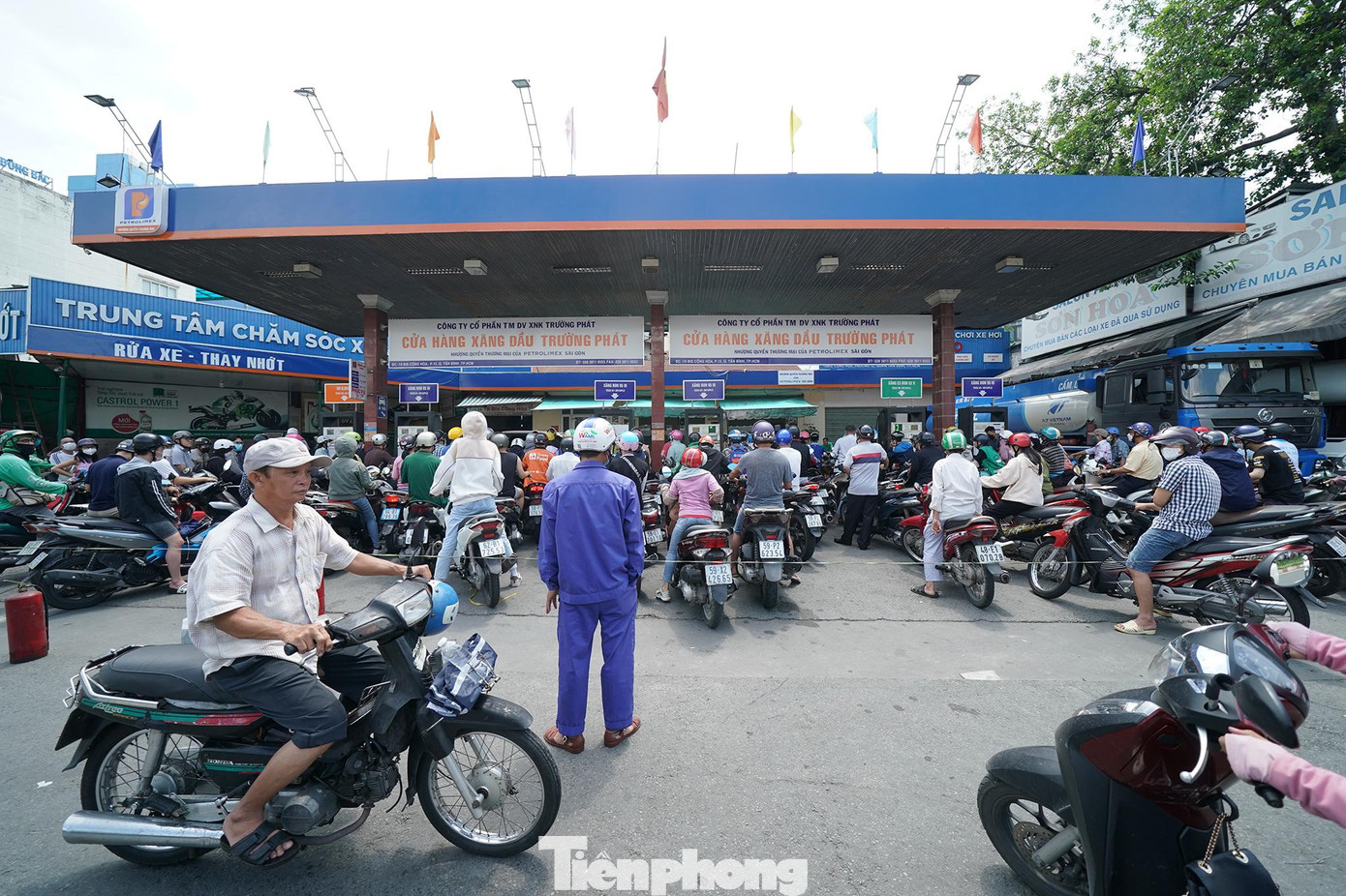 Một cây xăng trên đường Cộng Hoà (quận Tân Bình) quá tải, giăng dây phong toả không nhận thêm khách.