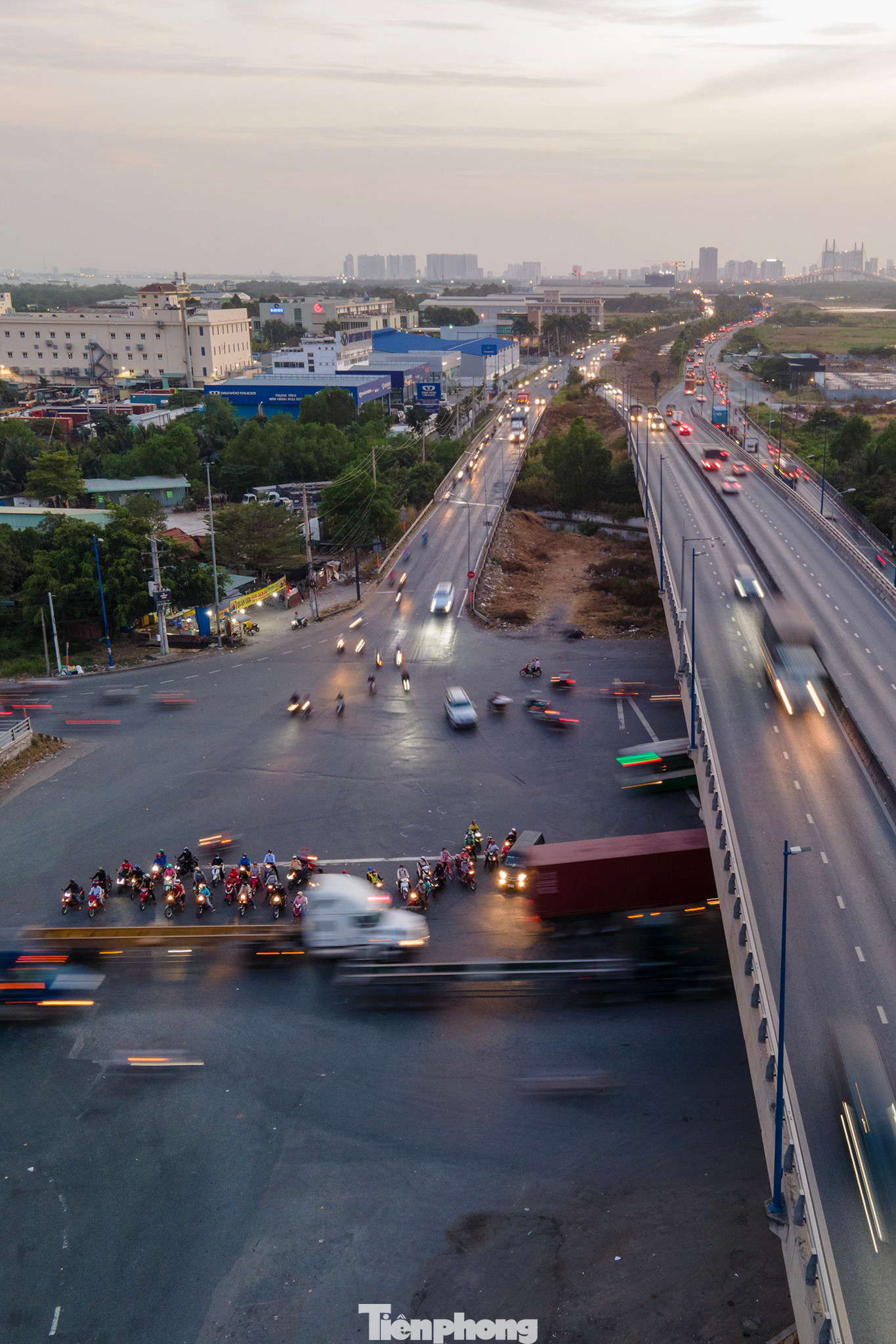 Vạch kẻ khu vực dừng nhường, chờ đèn tín hiệu ở tâm vòng xoay không rõ ràng.