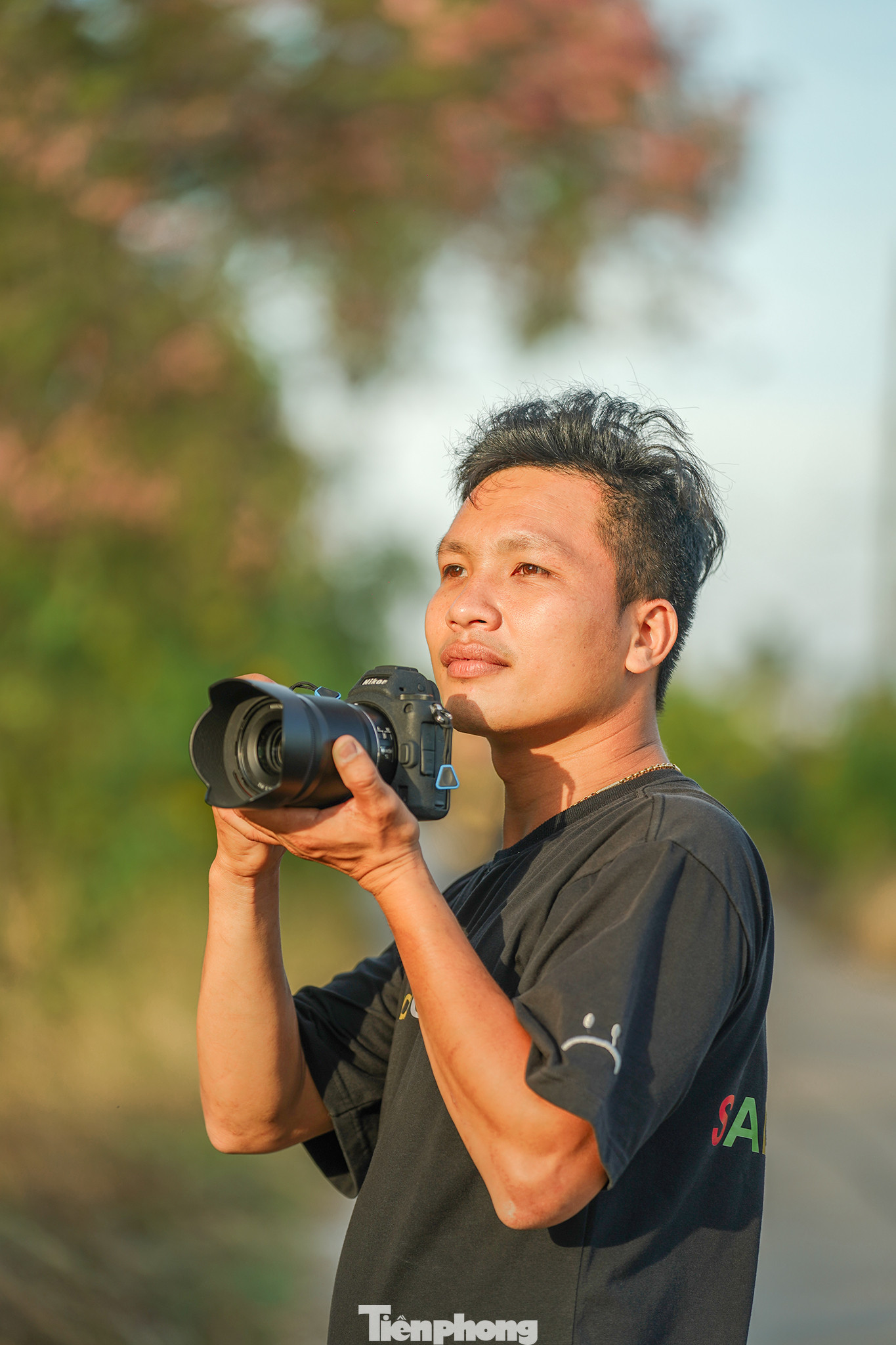 Với nhiều người, ô môi là một phần ký ức tuổi thơ. Riêng với Hoàng Giang, anh đều đi săn ảnh mỗi mùa ô môi nở hoa.