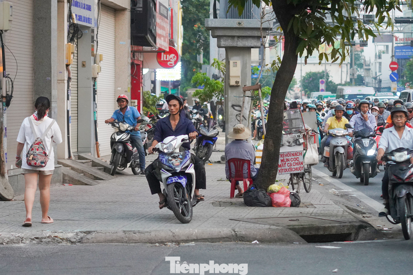 Hình ảnh ghi nhận trên đường Cộng Hoà (quận Tân Bình) chiều 6/1.
