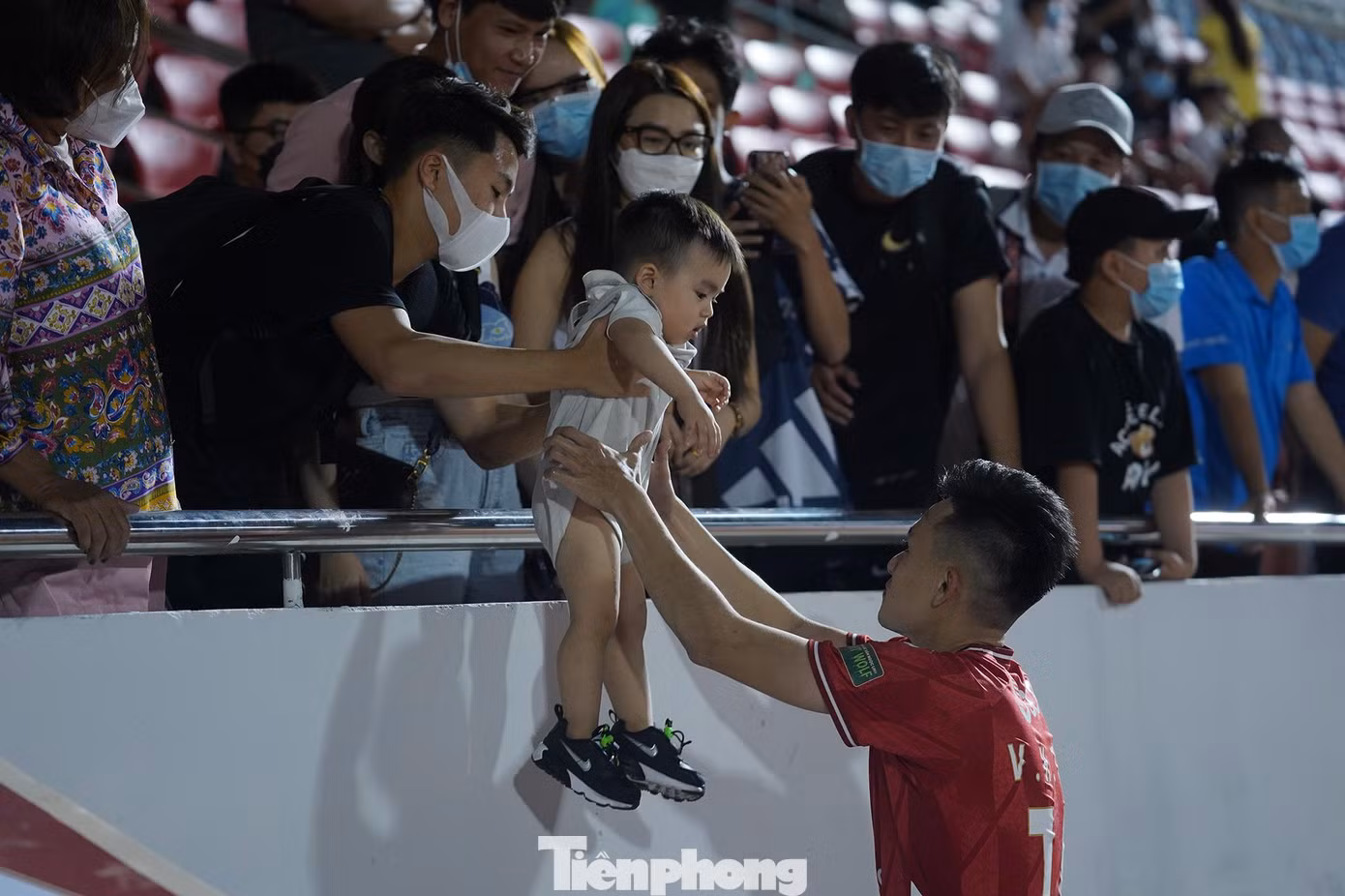 Huy Toàn chạy ra khán đài đón con trai Royce sau khi trận đấu kết thúc.