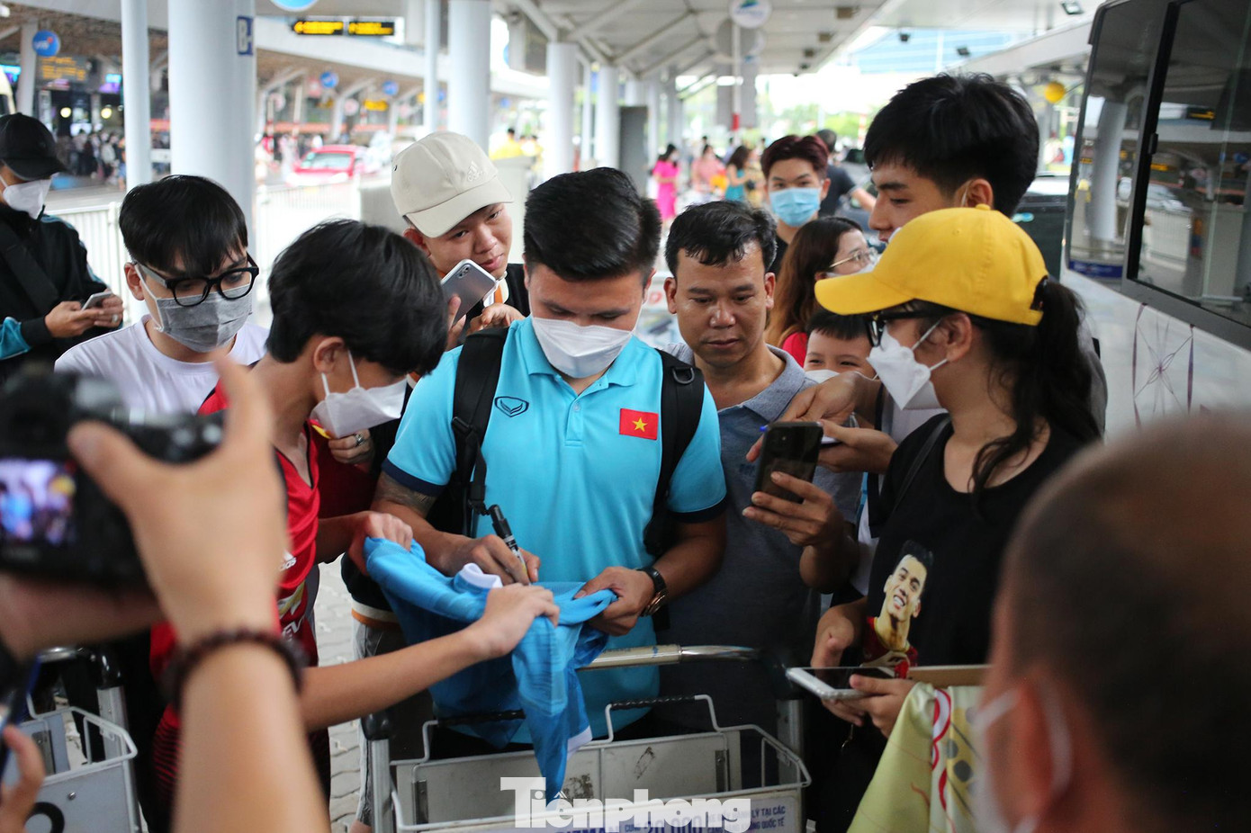 Quang Hải giữa vòng vây người hâm mộ. Quang Hải giữa vòng vây người hâm mộ.