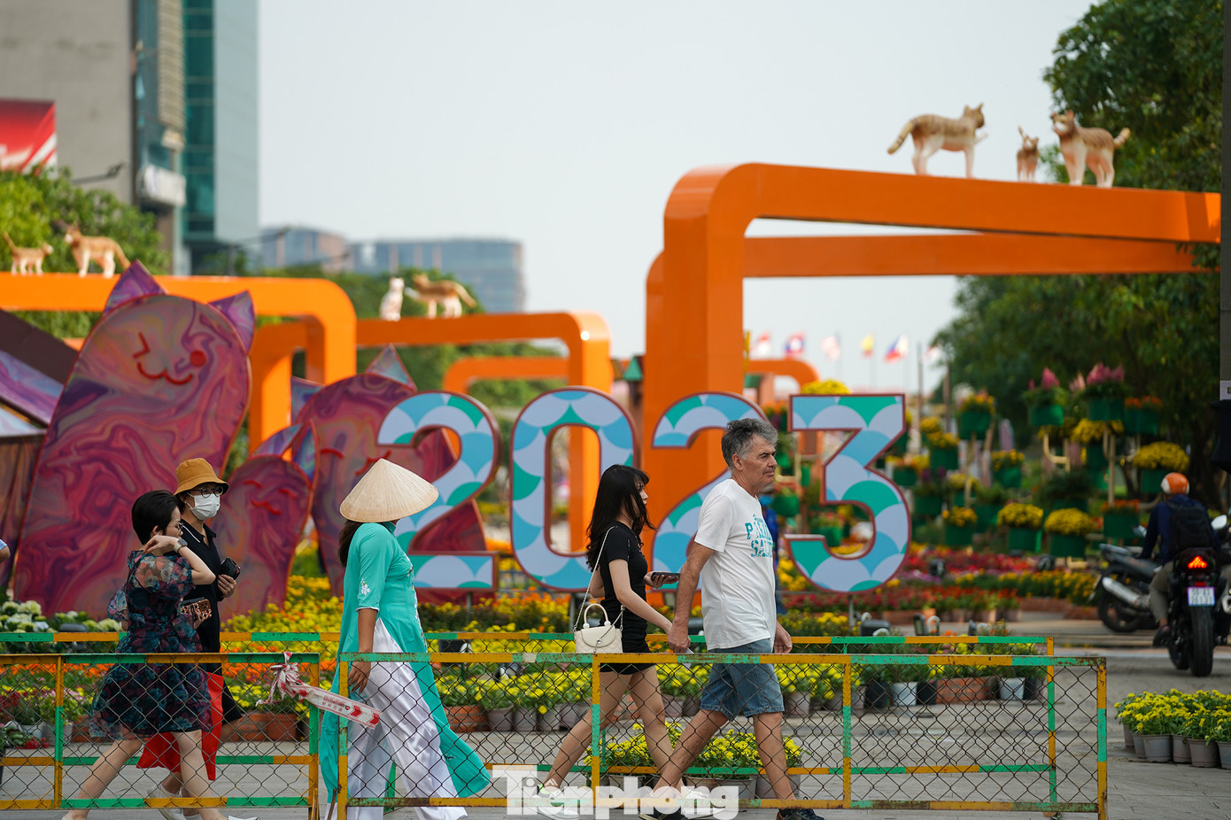 Sau lễ khai mạc, người dân, du khách có thể vào tham quan tự do bằng tất cả các cổng, đi lại không hạn chế, không khống chế số lượng người vào tham quan.