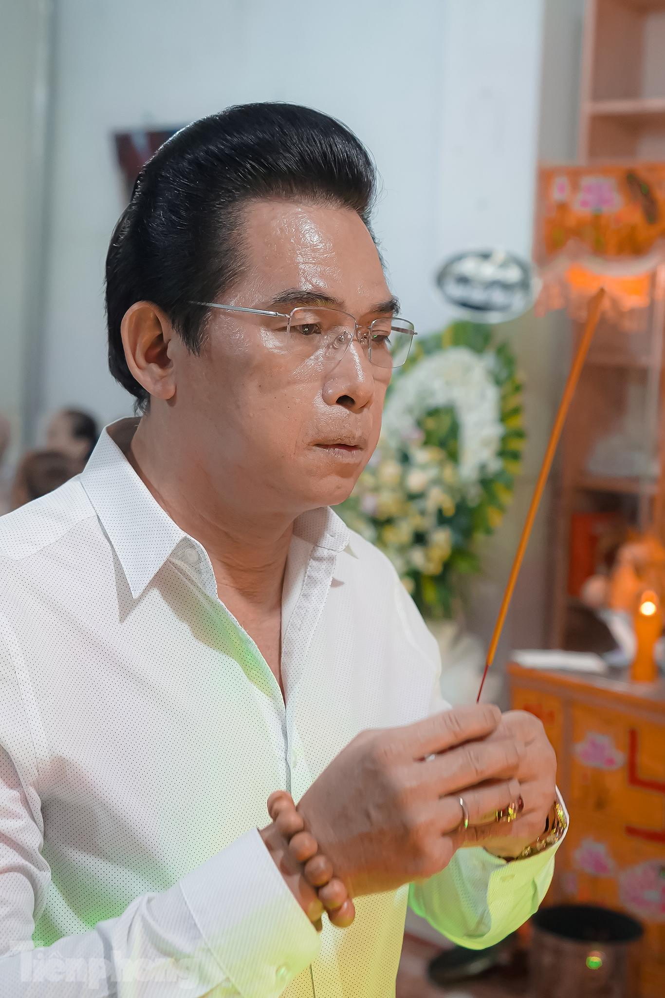 Nghệ sĩ Ngân Tuấn sau khi thắp nén nhang cho cố nghệ sĩ cũng bùi ngùi: “Hồi xưa anh Cảnh hát chung Tuấn ở đoàn Sông Bé 2. Lúc đó, Tuấn kép nhì, anh Cảnh kép chính. Hai anh em trải qua nhiều vỡ kinh điển như: Mùa thu trên Bạch Mã Sơn, Máu nhuộm sân chùa… Anh Cảnh là kép “doanh thu” của đoàn. Những năm 80, anh là nghệ sĩ đầu tiên đi diễn tỉnh bằng ô tô. Anh Cảnh rất thương Tuấn, hay rủ đi cùng. Anh Cảnh là kép điển trai, đánh được, bay được… đa tài và rất tập trung với nghề. Đánh võ xong hát bình thường. Có thể nói, dù anh Cảnh chết trên sân khấu cũng vẫn hát”.