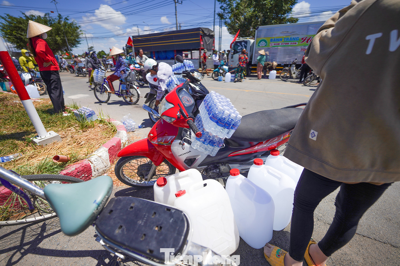 "Mong rằng bà con sẽ nâng cao tinh thần sẻ chia, nhận nước về chia lại cho những ai không có điều kiện ra đây nhận nước", một mạnh thường quân đến từ Tây Ninh chia sẻ.